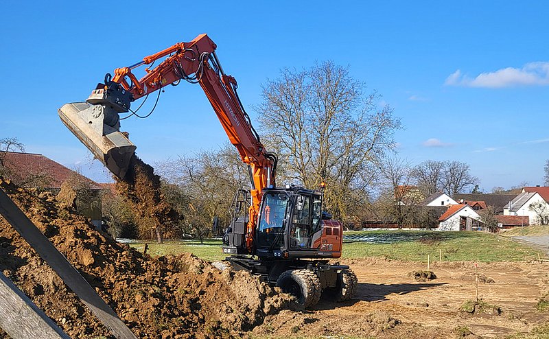 Bagger mit voller Schaufel